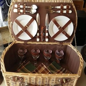 Picnic basket set for four